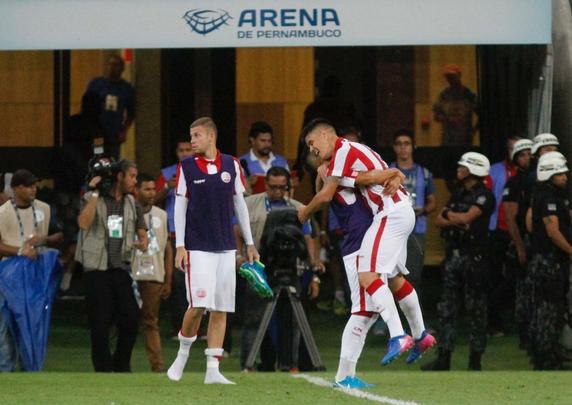 Com o zagueiro Camutanga expulso logo aos 12 da etapa complementar, o Nutico viu o Amrica pressionar e chegar ao empate, mais uma vez, novamente com Caxito. O jogo se encaminhava para o empate, at que Willian Gacho marcou o seu segundo no jogo, de falta, dando nmeros finais ao jogo: 3 a 2.