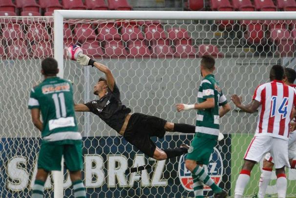 Com o zagueiro Camutanga expulso logo aos 12 da etapa complementar, o Nutico viu o Amrica pressionar e chegar ao empate, mais uma vez, novamente com Caxito. O jogo se encaminhava para o empate, at que Willian Gacho marcou o seu segundo no jogo, de falta, dando nmeros finais ao jogo: 3 a 2.