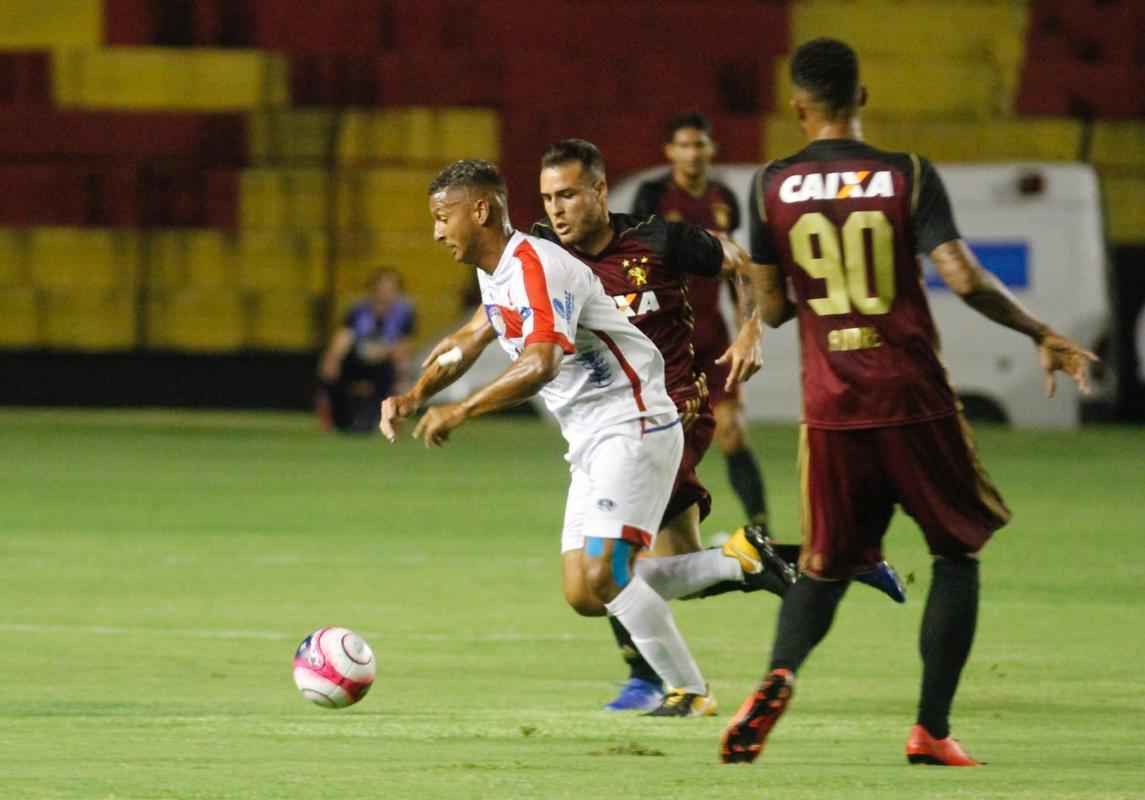 Em primeiro tempo movimentado, com direto a bola na trave e zagueiro adversrio cortando gol em cima da linha, Sport no conseguiu abrir o placar no primeiro tempo. Afogados teve boa posse de bola e arquitetou boas jogadas, mas no ofereceu muito perigo  meta de Magro na etapa inicial.