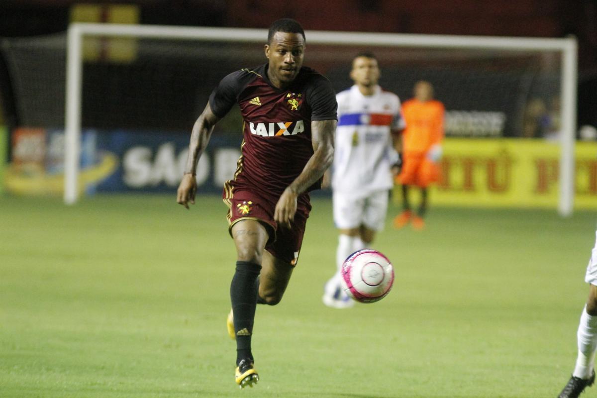 Em primeiro tempo movimentado, com direto a bola na trave e zagueiro adversrio cortando gol em cima da linha, Sport no conseguiu abrir o placar no primeiro tempo. Afogados teve boa posse de bola e arquitetou boas jogadas, mas no ofereceu muito perigo  meta de Magro na etapa inicial.