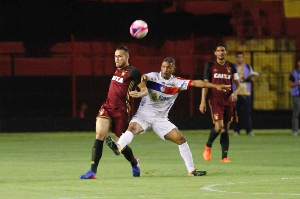 Em primeiro tempo movimentado, com direto a bola na trave e zagueiro adversrio cortando gol em cima da linha, Sport no conseguiu abrir o placar no primeiro tempo. Afogados teve boa posse de bola e arquitetou boas jogadas, mas no ofereceu muito perigo  meta de Magro na etapa inicial.