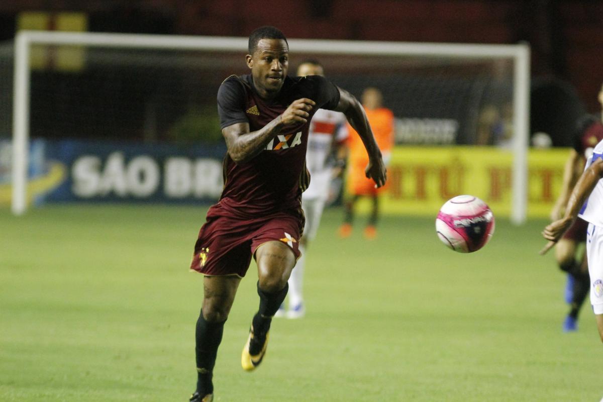 Em primeiro tempo movimentado, com direto a bola na trave e zagueiro adversrio cortando gol em cima da linha, Sport no conseguiu abrir o placar no primeiro tempo. Afogados teve boa posse de bola e arquitetou boas jogadas, mas no ofereceu muito perigo  meta de Magro na etapa inicial.