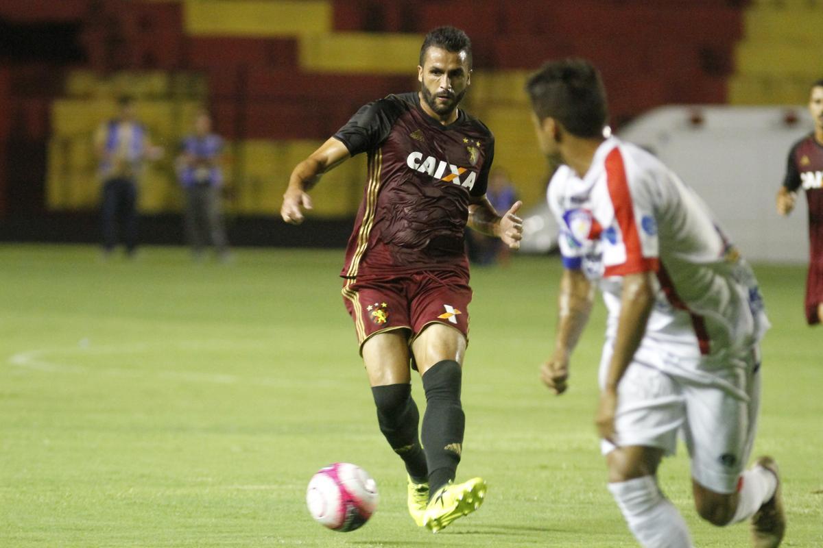 Em primeiro tempo movimentado, com direto a bola na trave e zagueiro adversrio cortando gol em cima da linha, Sport no conseguiu abrir o placar no primeiro tempo. Afogados teve boa posse de bola e arquitetou boas jogadas, mas no ofereceu muito perigo  meta de Magro na etapa inicial.