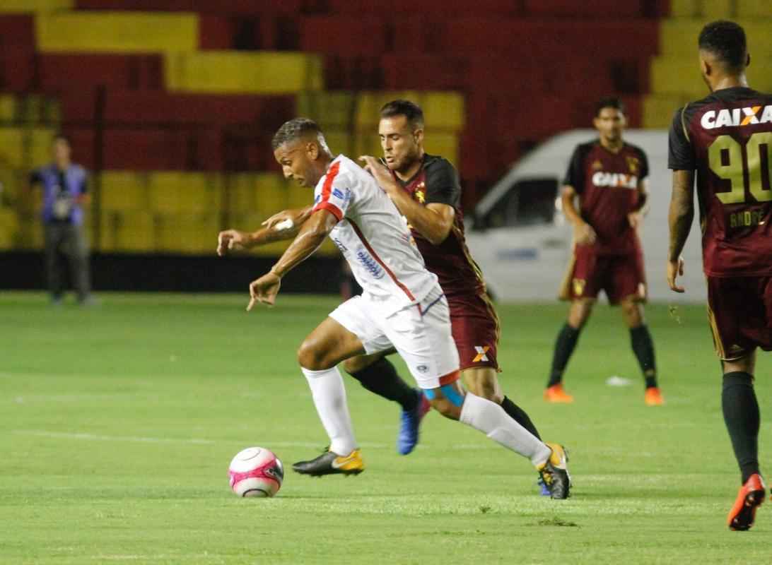 Em primeiro tempo movimentado, com direto a bola na trave e zagueiro adversrio cortando gol em cima da linha, Sport no conseguiu abrir o placar no primeiro tempo. Afogados teve boa posse de bola e arquitetou boas jogadas, mas no ofereceu muito perigo  meta de Magro na etapa inicial.