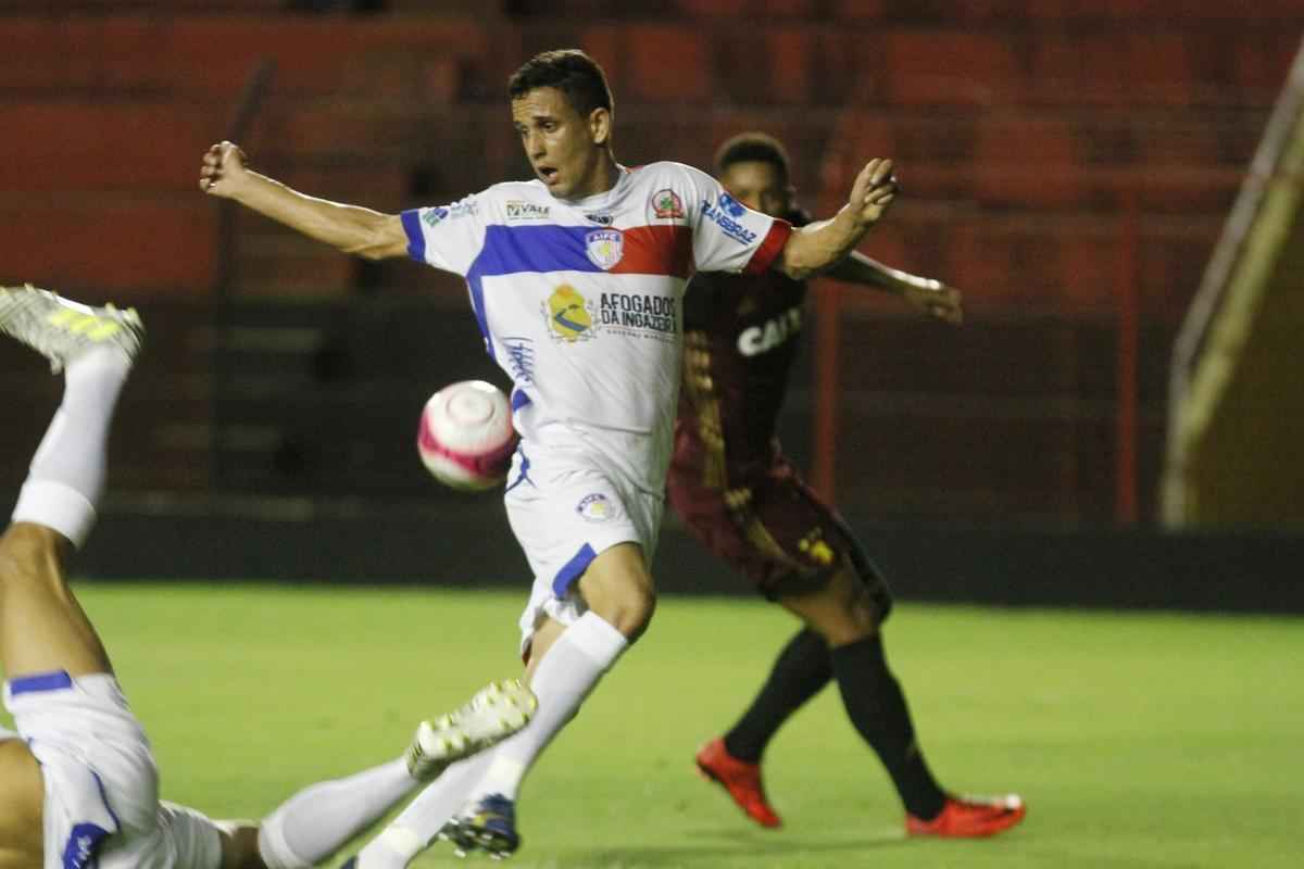 Em primeiro tempo movimentado, com direto a bola na trave e zagueiro adversrio cortando gol em cima da linha, Sport no conseguiu abrir o placar no primeiro tempo. Afogados teve boa posse de bola e arquitetou boas jogadas, mas no ofereceu muito perigo  meta de Magro na etapa inicial.