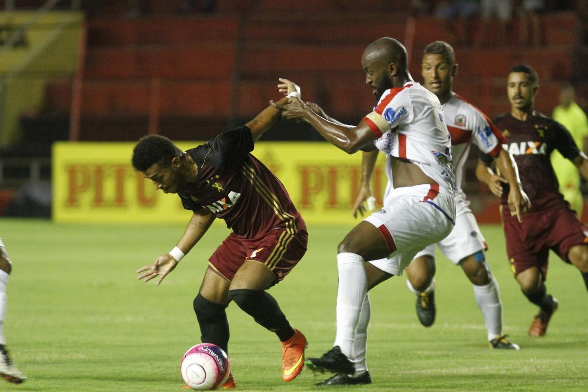 Em primeiro tempo movimentado, com direto a bola na trave e zagueiro adversrio cortando gol em cima da linha, Sport no conseguiu abrir o placar no primeiro tempo. Afogados teve boa posse de bola e arquitetou boas jogadas, mas no ofereceu muito perigo  meta de Magro na etapa inicial.