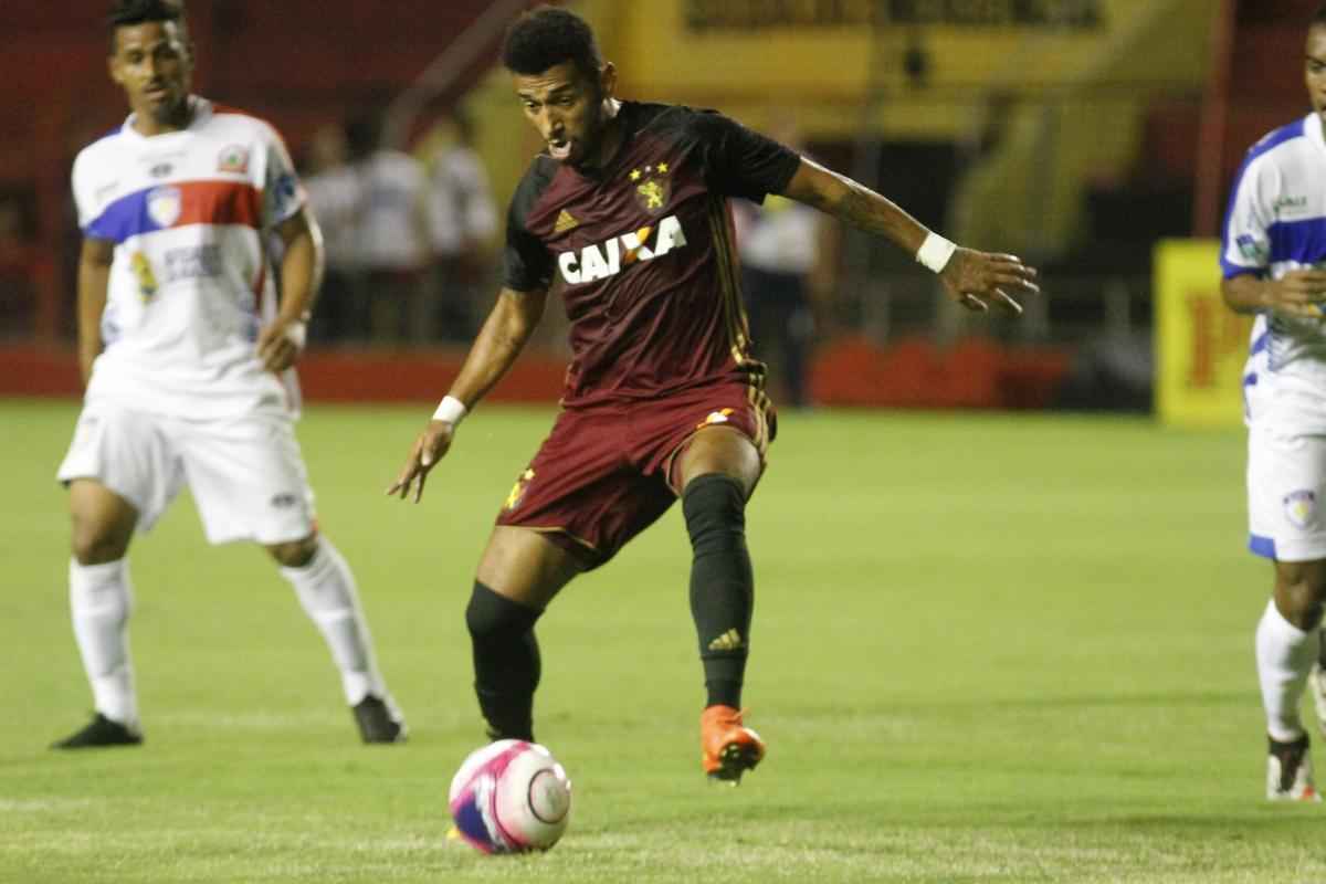 Em primeiro tempo movimentado, com direto a bola na trave e zagueiro adversrio cortando gol em cima da linha, Sport no conseguiu abrir o placar no primeiro tempo. Afogados teve boa posse de bola e arquitetou boas jogadas, mas no ofereceu muito perigo  meta de Magro na etapa inicial.