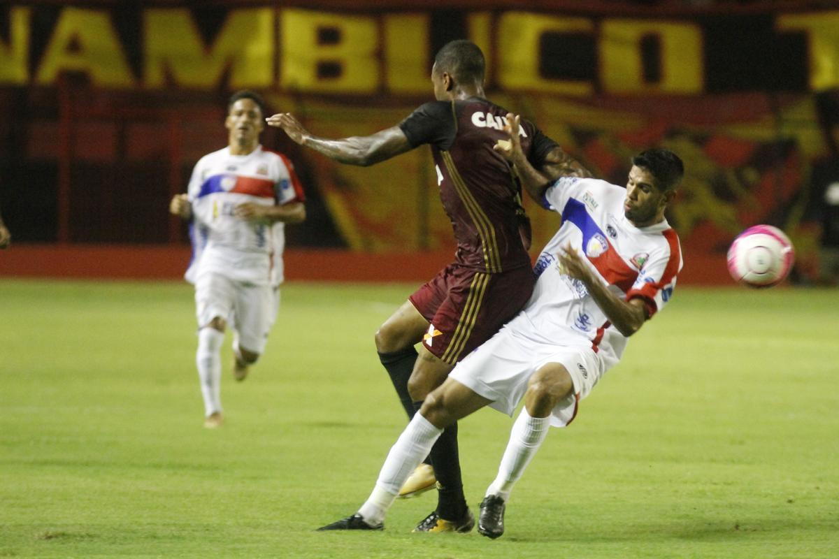 Em primeiro tempo movimentado, com direto a bola na trave e zagueiro adversrio cortando gol em cima da linha, Sport no conseguiu abrir o placar no primeiro tempo. Afogados teve boa posse de bola e arquitetou boas jogadas, mas no ofereceu muito perigo  meta de Magro na etapa inicial.