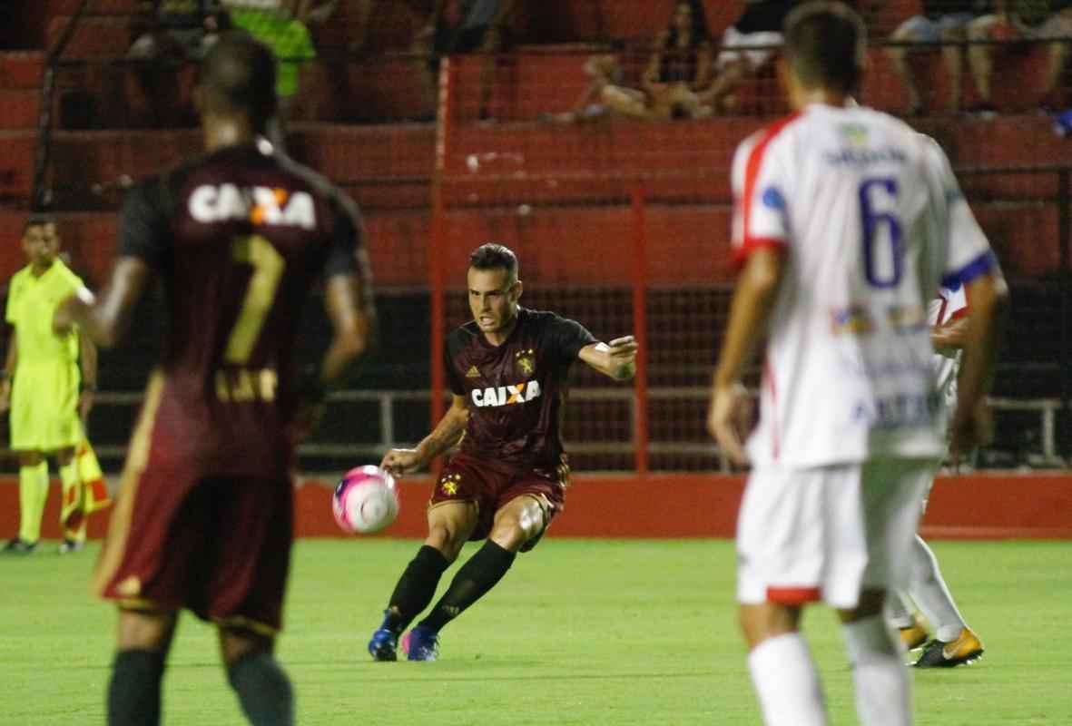 Em primeiro tempo movimentado, com direto a bola na trave e zagueiro adversrio cortando gol em cima da linha, Sport no conseguiu abrir o placar no primeiro tempo. Afogados teve boa posse de bola e arquitetou boas jogadas, mas no ofereceu muito perigo  meta de Magro na etapa inicial.