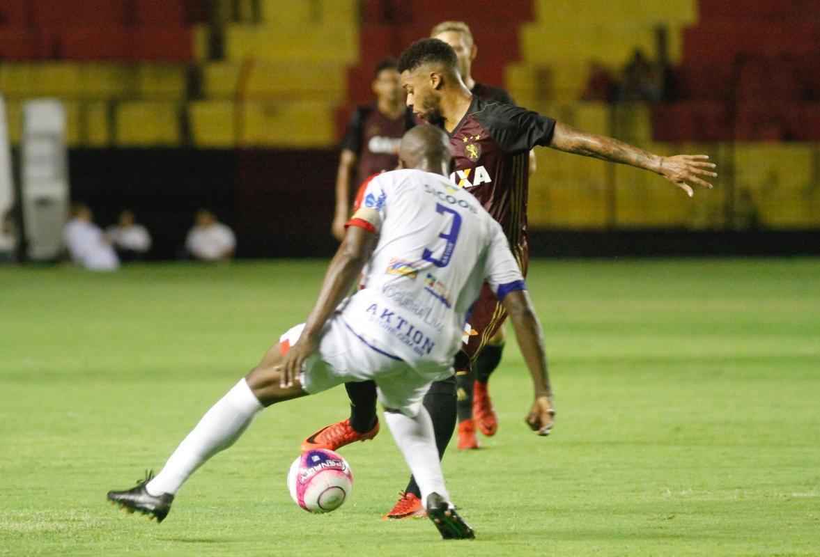 Em primeiro tempo movimentado, com direto a bola na trave e zagueiro adversrio cortando gol em cima da linha, Sport no conseguiu abrir o placar no primeiro tempo. Afogados teve boa posse de bola e arquitetou boas jogadas, mas no ofereceu muito perigo  meta de Magro na etapa inicial.