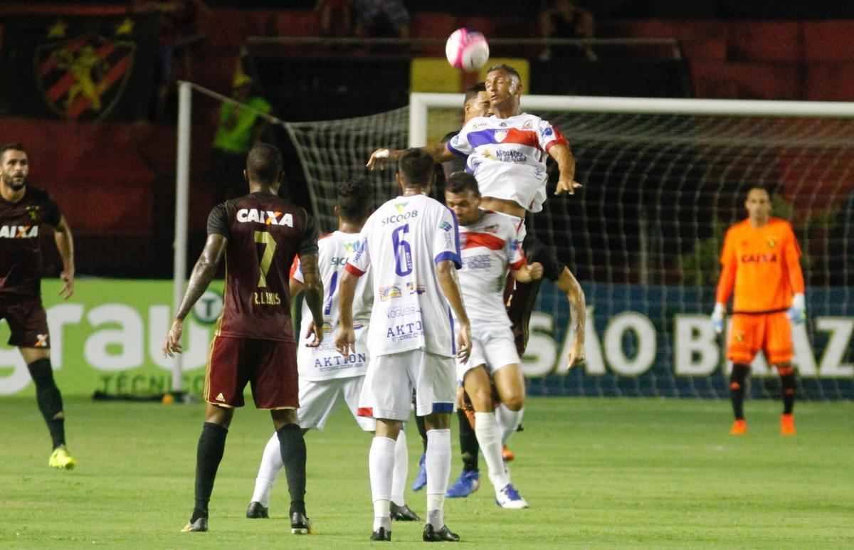 Em primeiro tempo movimentado, com direto a bola na trave e zagueiro adversrio cortando gol em cima da linha, Sport no conseguiu abrir o placar no primeiro tempo. Afogados teve boa posse de bola e arquitetou boas jogadas, mas no ofereceu muito perigo  meta de Magro na etapa inicial.