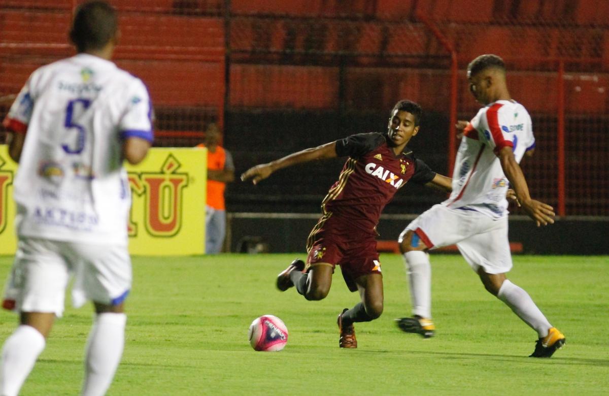 No intervalo, Nelsinho Batista sacou Andr e Lenis e lanou Thoms e Gabriel na equipe. A mudana surtiu efeito logo aos 5 minutos, quando Gabriel deixou Thoms livre para escorar a bola na rede.