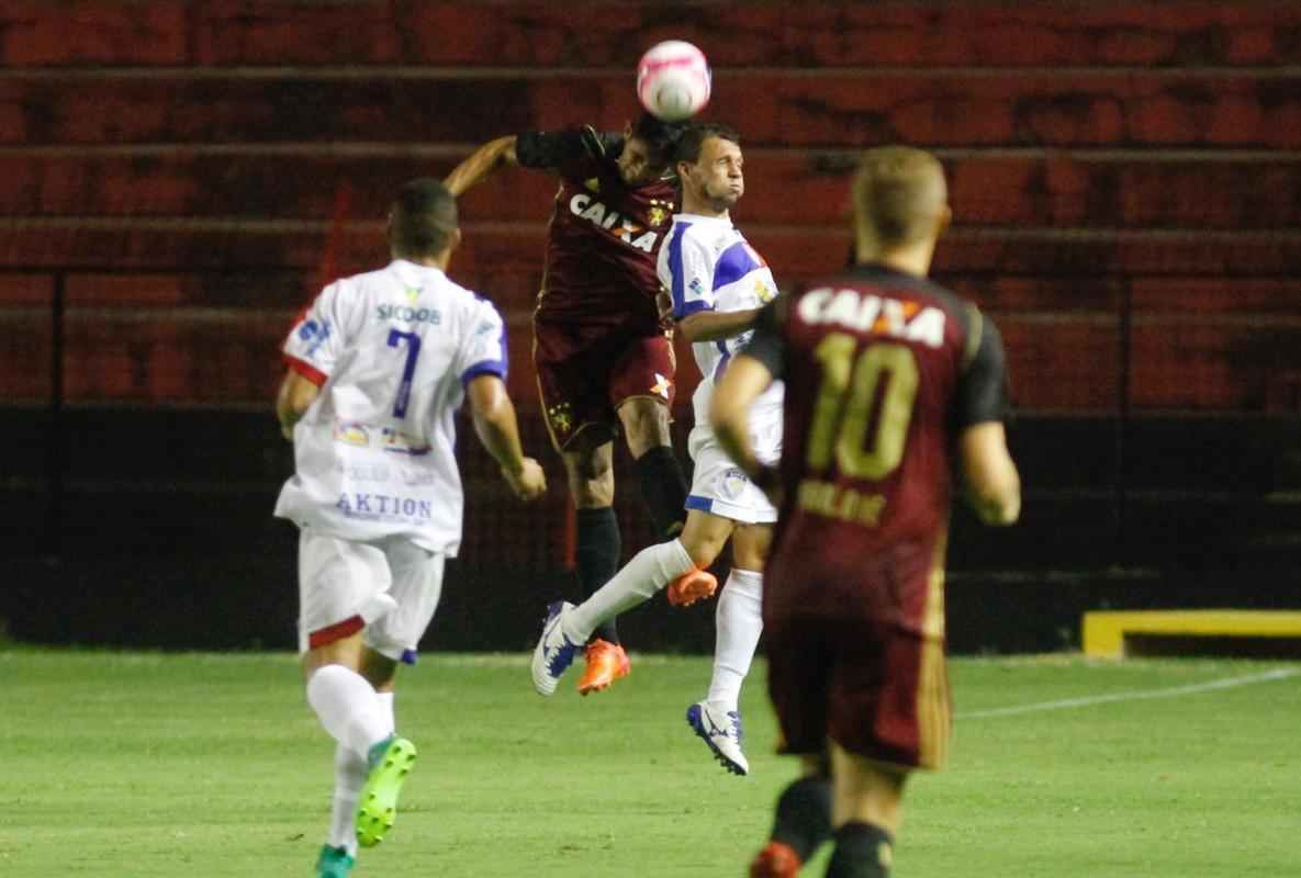 No intervalo, Nelsinho Batista sacou Andr e Lenis e lanou Thoms e Gabriel na equipe. A mudana surtiu efeito logo aos 5 minutos, quando Gabriel deixou Thoms livre para escorar a bola na rede.