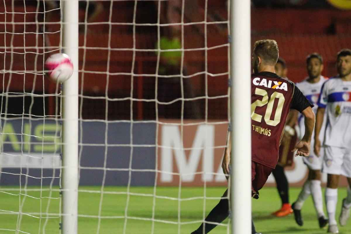 No intervalo, Nelsinho Batista sacou Andr e Lenis e lanou Thoms e Gabriel na equipe. A mudana surtiu efeito logo aos 5 minutos, quando Gabriel deixou Thoms livre para escorar a bola na rede.
