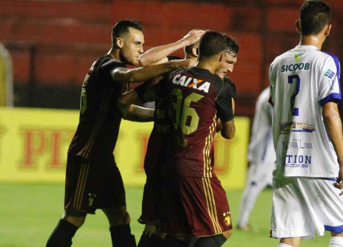No intervalo, Nelsinho Batista sacou Andr e Lenis e lanou Thoms e Gabriel na equipe. A mudana surtiu efeito logo aos 5 minutos, quando Gabriel deixou Thoms livre para escorar a bola na rede.