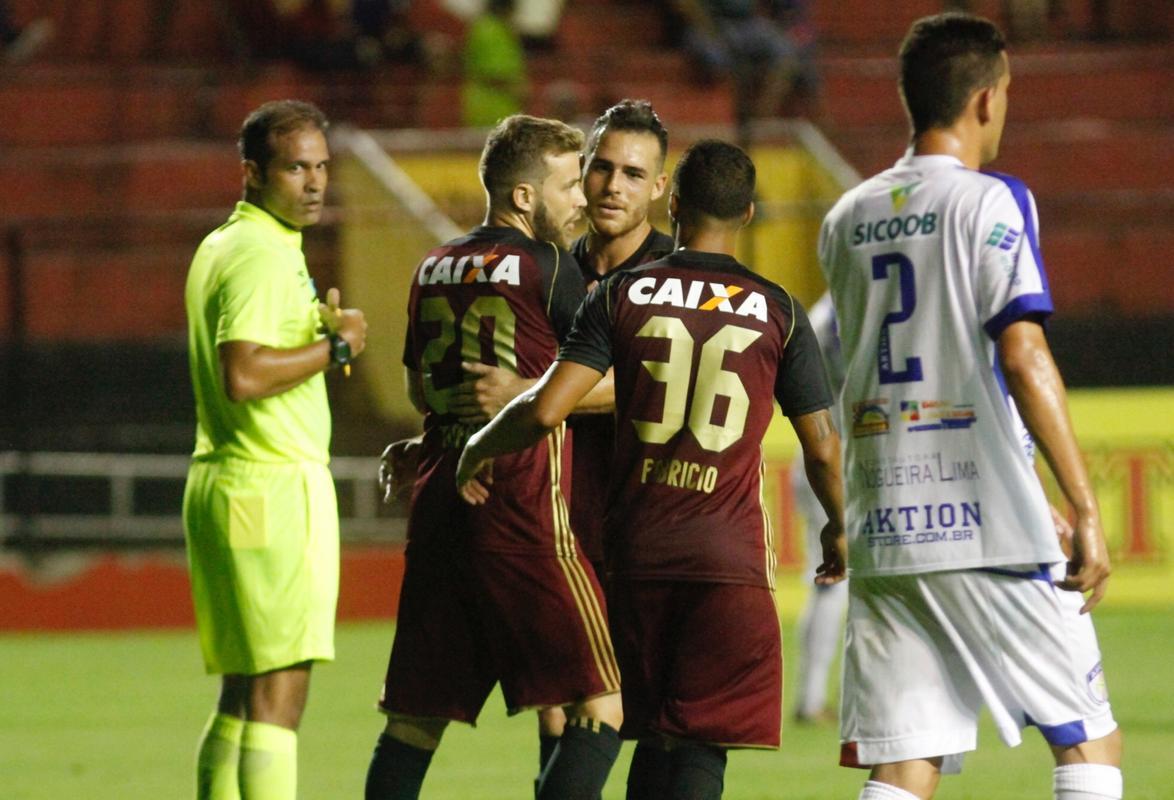 No intervalo, Nelsinho Batista sacou Andr e Lenis e lanou Thoms e Gabriel na equipe. A mudana surtiu efeito logo aos 5 minutos, quando Gabriel deixou Thoms livre para escorar a bola na rede.