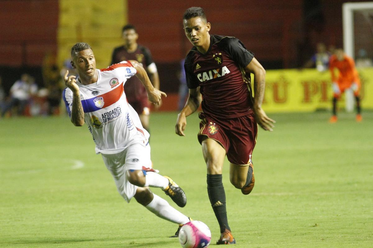 O Leo ainda marcou o segundo gol, com Gabriel. O meia recebeu um bom passe de Marlone e no teve dificuldades para dominar, limpar a marcao e bater no canto de Evandrzio, dando nmeros finais ao placar: 2 a 0.