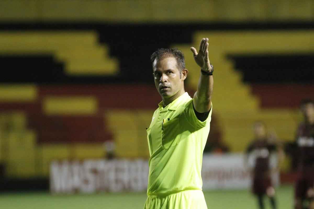 O Leo ainda marcou o segundo gol, com Gabriel. O meia recebeu um bom passe de Marlone e no teve dificuldades para dominar, limpar a marcao e bater no canto de Evandrzio, dando nmeros finais ao placar: 2 a 0.