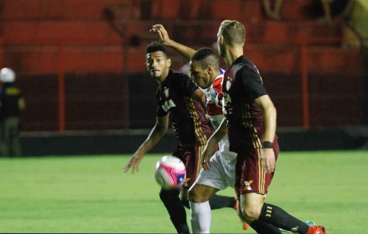 O Leo ainda marcou o segundo gol, com Gabriel. O meia recebeu um bom passe de Marlone e no teve dificuldades para dominar, limpar a marcao e bater no canto de Evandrzio, dando nmeros finais ao placar: 2 a 0.