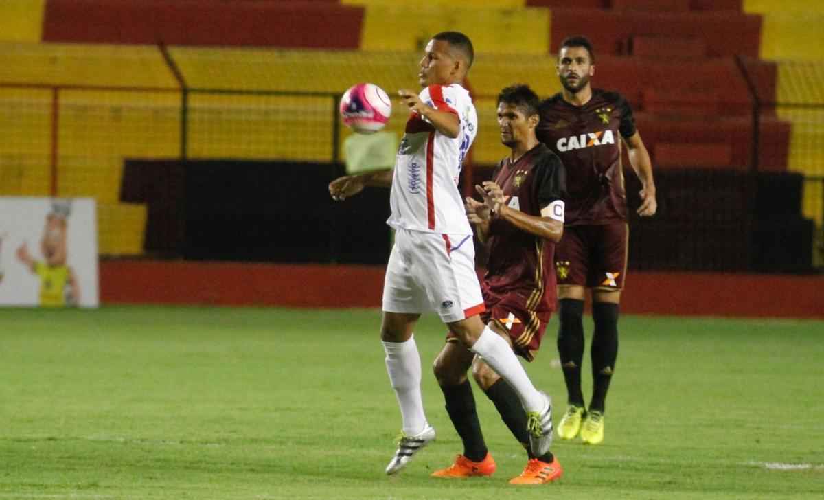 O Leo ainda marcou o segundo gol, com Gabriel. O meia recebeu um bom passe de Marlone e no teve dificuldades para dominar, limpar a marcao e bater no canto de Evandrzio, dando nmeros finais ao placar: 2 a 0.