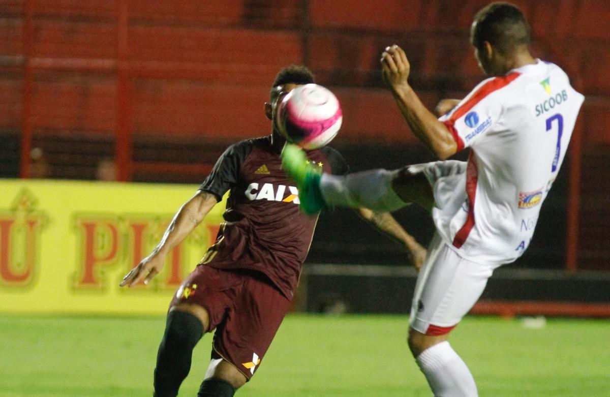 O Leo ainda marcou o segundo gol, com Gabriel. O meia recebeu um bom passe de Marlone e no teve dificuldades para dominar, limpar a marcao e bater no canto de Evandrzio, dando nmeros finais ao placar: 2 a 0.