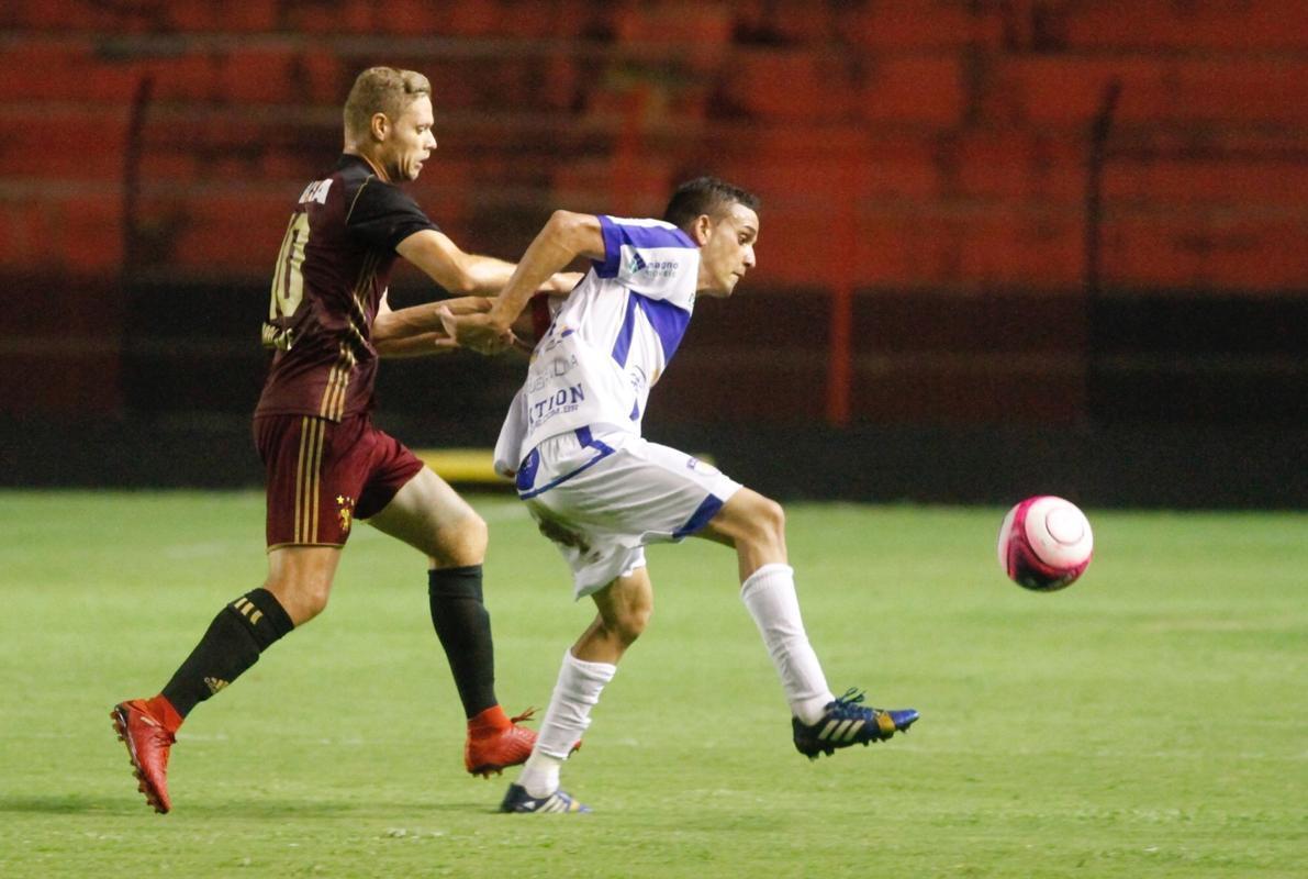 O Leo ainda marcou o segundo gol, com Gabriel. O meia recebeu um bom passe de Marlone e no teve dificuldades para dominar, limpar a marcao e bater no canto de Evandrzio, dando nmeros finais ao placar: 2 a 0.