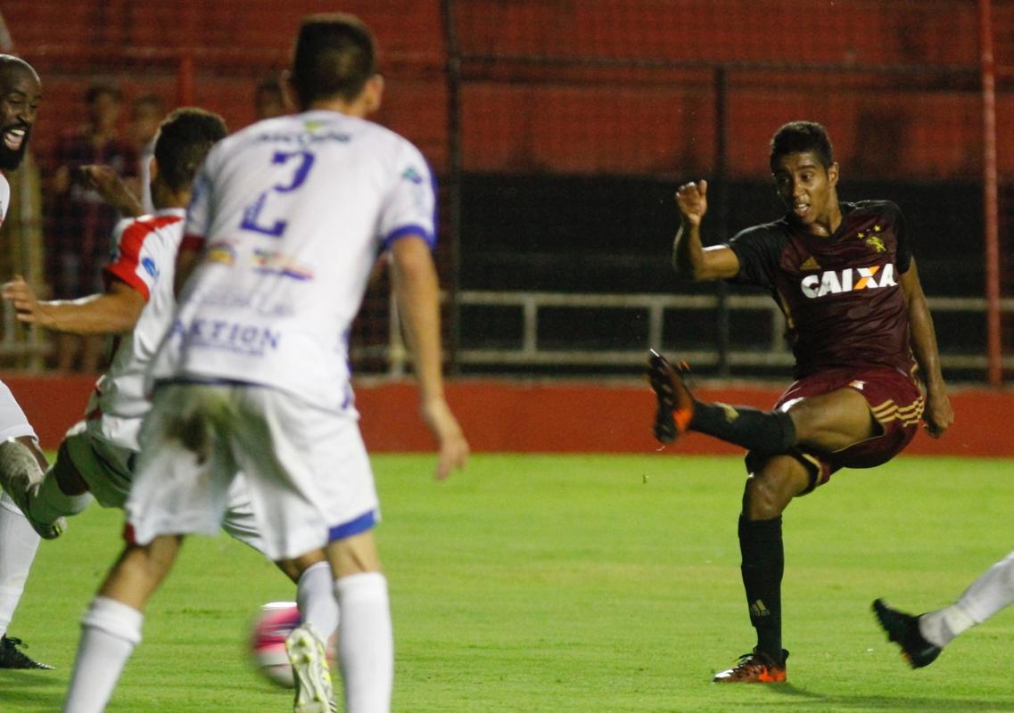 O Leo ainda marcou o segundo gol, com Gabriel. O meia recebeu um bom passe de Marlone e no teve dificuldades para dominar, limpar a marcao e bater no canto de Evandrzio, dando nmeros finais ao placar: 2 a 0.