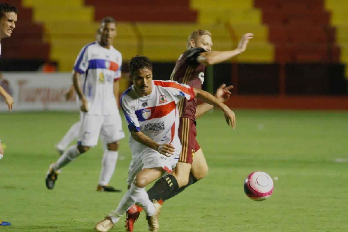 O Leo ainda marcou o segundo gol, com Gabriel. O meia recebeu um bom passe de Marlone e no teve dificuldades para dominar, limpar a marcao e bater no canto de Evandrzio, dando nmeros finais ao placar: 2 a 0.