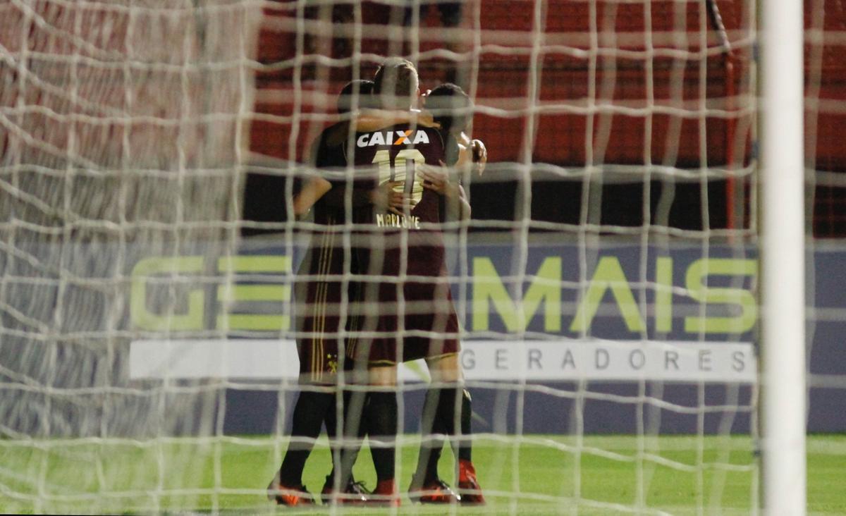 O Leo ainda marcou o segundo gol, com Gabriel. O meia recebeu um bom passe de Marlone e no teve dificuldades para dominar, limpar a marcao e bater no canto de Evandrzio, dando nmeros finais ao placar: 2 a 0.