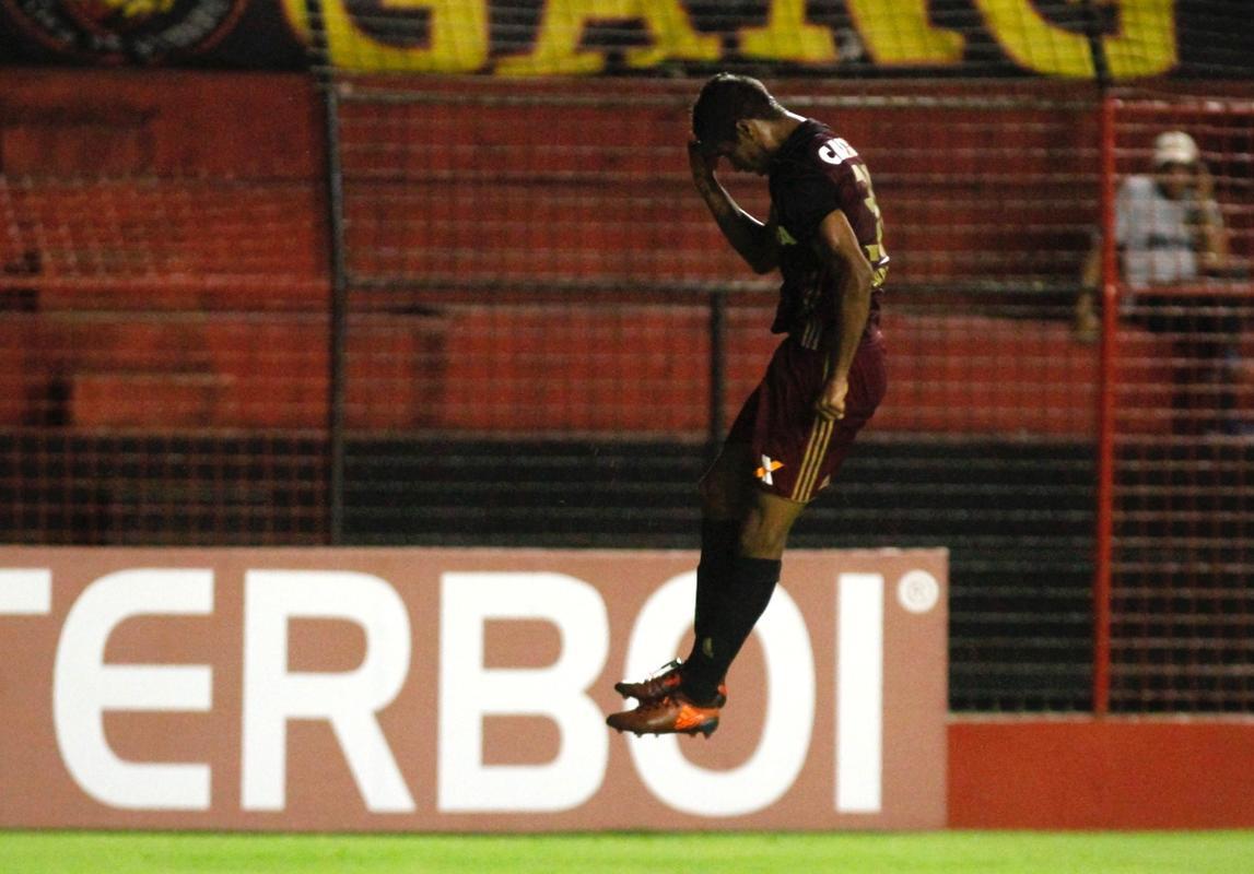 O Leo ainda marcou o segundo gol, com Gabriel. O meia recebeu um bom passe de Marlone e no teve dificuldades para dominar, limpar a marcao e bater no canto de Evandrzio, dando nmeros finais ao placar: 2 a 0.