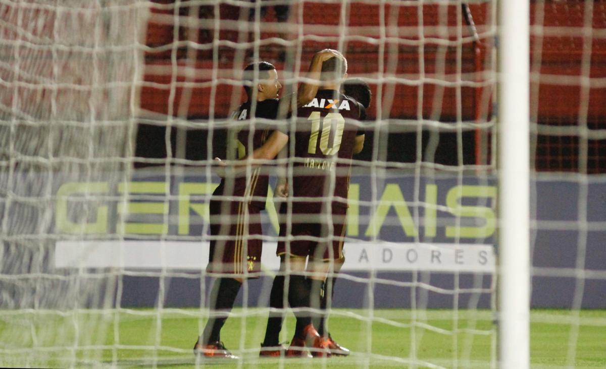 O Leo ainda marcou o segundo gol, com Gabriel. O meia recebeu um bom passe de Marlone e no teve dificuldades para dominar, limpar a marcao e bater no canto de Evandrzio, dando nmeros finais ao placar: 2 a 0.