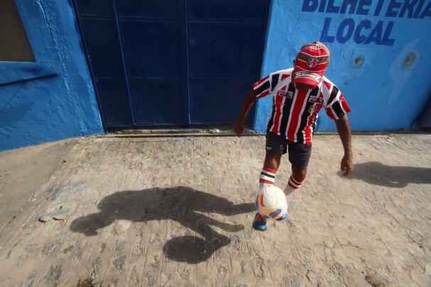 Torcedores de América e Santa Cruz fazem festa no estádio Ademir Cunha, em Paulista