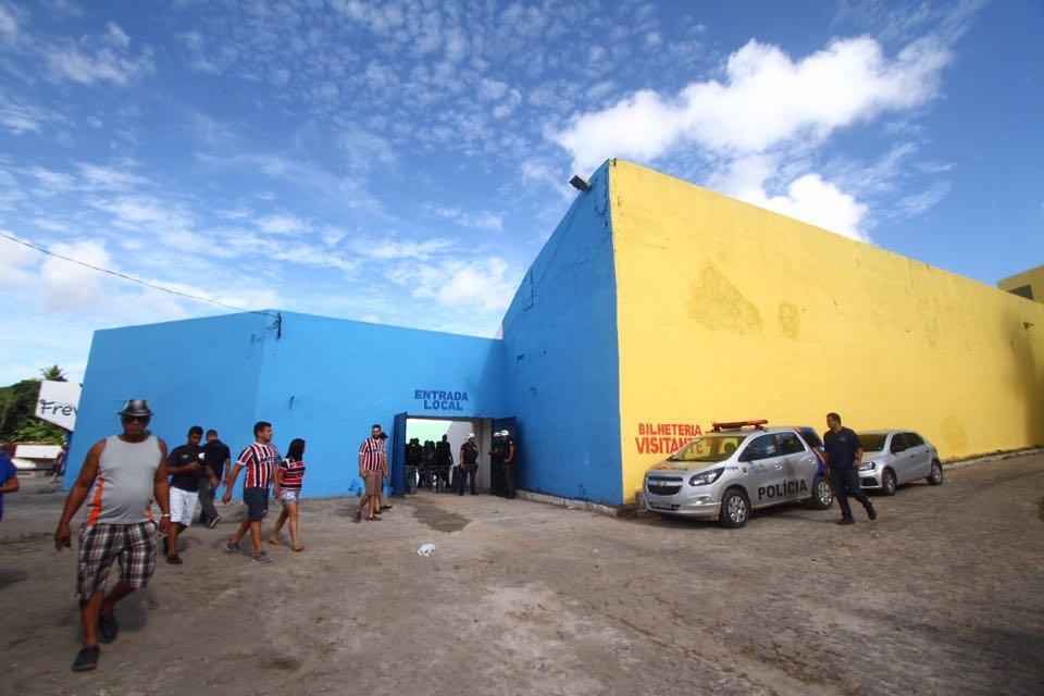 Torcedores de Amrica e Santa Cruz fazem festa no estdio Ademir Cunha, em Paulista