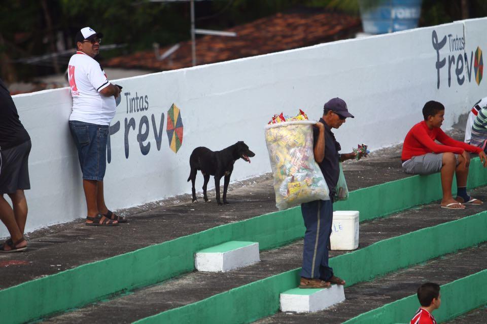 Torcedores de Amrica e Santa Cruz fazem festa no estdio Ademir Cunha, em Paulista