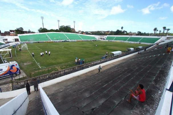 Torcedores de América e Santa Cruz fazem festa no estádio Ademir Cunha, em Paulista