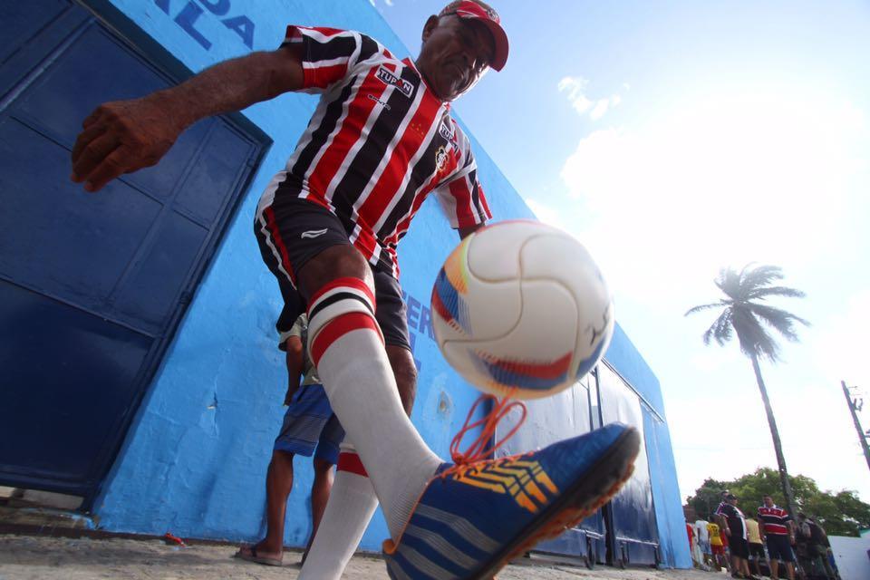 Torcedores de Amrica e Santa Cruz fazem festa no estdio Ademir Cunha, em Paulista