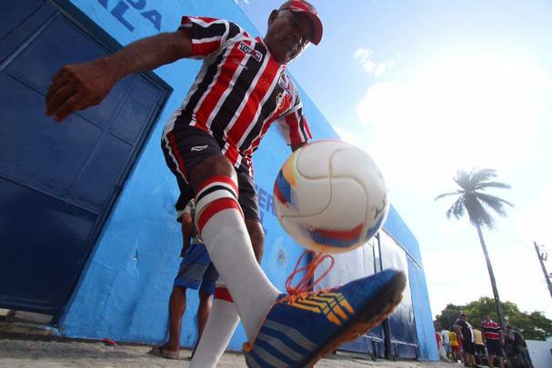Torcedores de América e Santa Cruz fazem festa no estádio Ademir Cunha, em Paulista