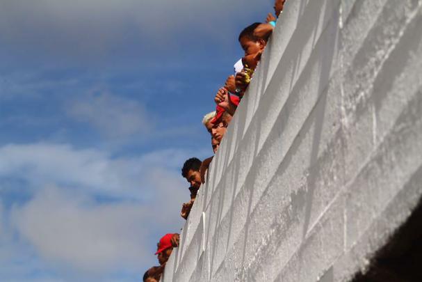 Torcedores de América e Santa Cruz fazem festa no estádio Ademir Cunha, em Paulista