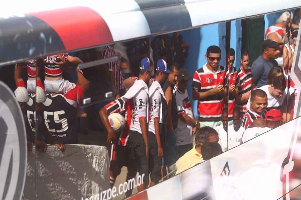 Torcedores de Amrica e Santa Cruz fazem festa no estdio Ademir Cunha, em Paulista