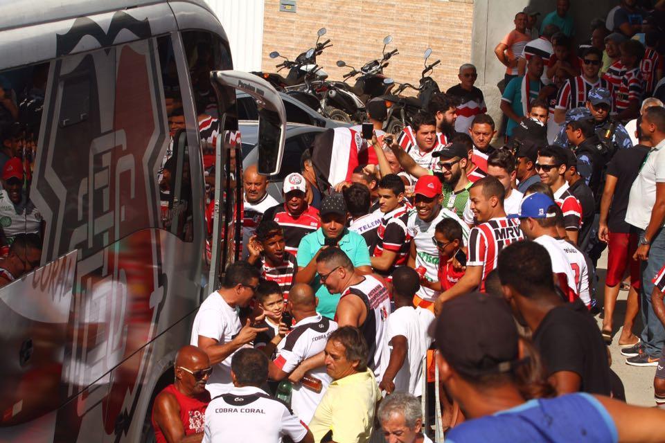 Torcedores de Amrica e Santa Cruz fazem festa no estdio Ademir Cunha, em Paulista