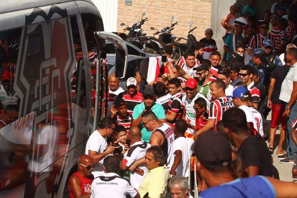Torcedores de América e Santa Cruz fazem festa no estádio Ademir Cunha, em Paulista