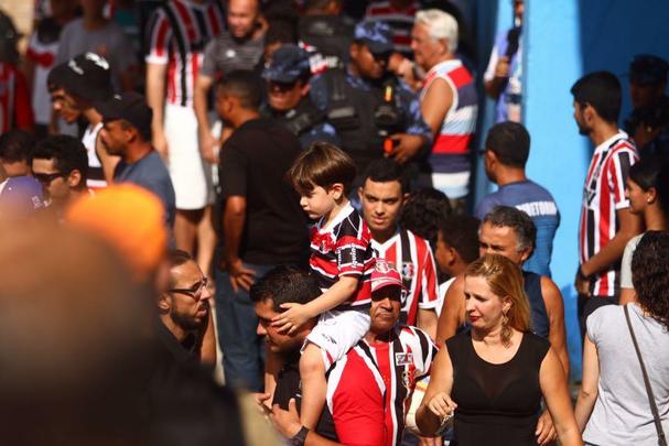 Torcedores de América e Santa Cruz fazem festa no estádio Ademir Cunha, em Paulista