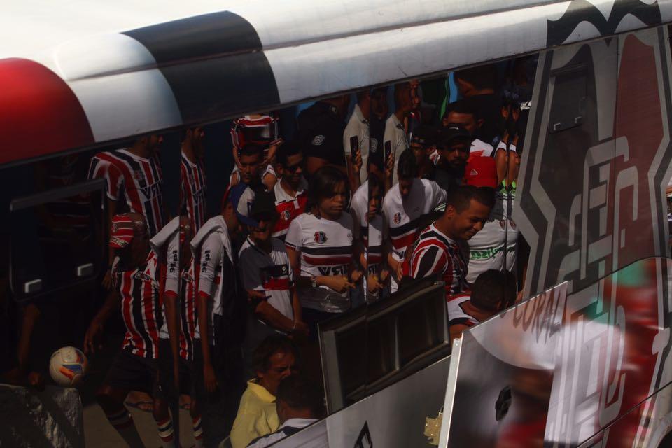 Torcedores de Amrica e Santa Cruz fazem festa no estdio Ademir Cunha, em Paulista