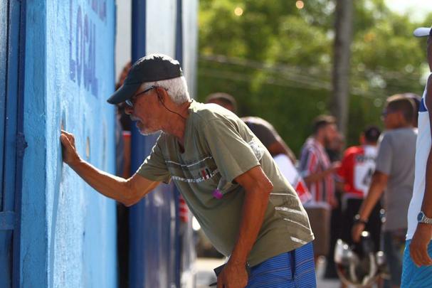Torcedores de América e Santa Cruz fazem festa no estádio Ademir Cunha, em Paulista