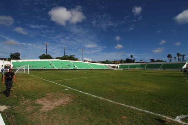 Torcedores de América e Santa Cruz fazem festa no estádio Ademir Cunha, em Paulista