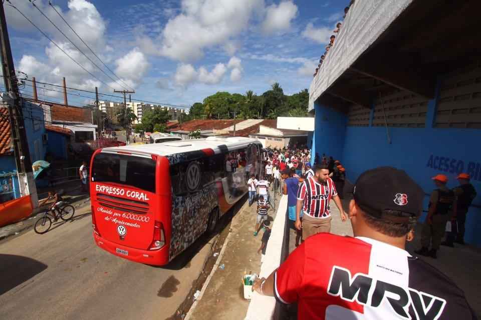 Torcedores de Amrica e Santa Cruz fazem festa no estdio Ademir Cunha, em Paulista