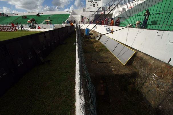 Torcedores de América e Santa Cruz fazem festa no estádio Ademir Cunha, em Paulista