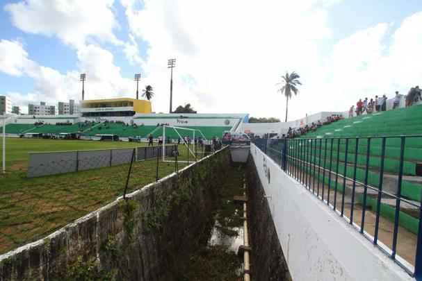 Torcedores de América e Santa Cruz fazem festa no estádio Ademir Cunha, em Paulista