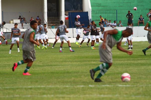 Torcedores de América e Santa Cruz fazem festa no estádio Ademir Cunha, em Paulista