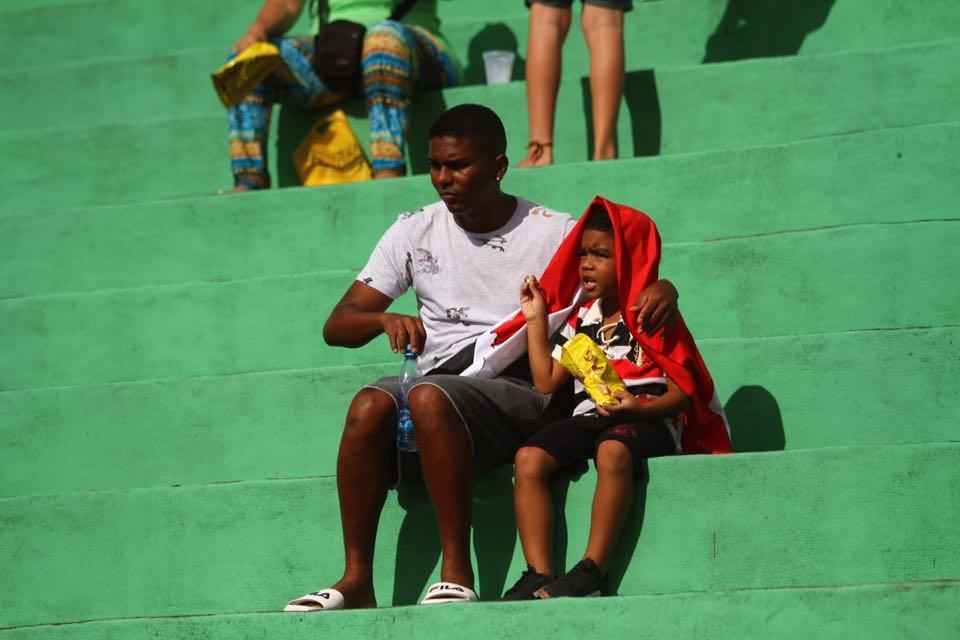 Torcedores de Amrica e Santa Cruz fazem festa no estdio Ademir Cunha, em Paulista